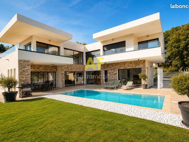 Maison 8 pièces 235 m²