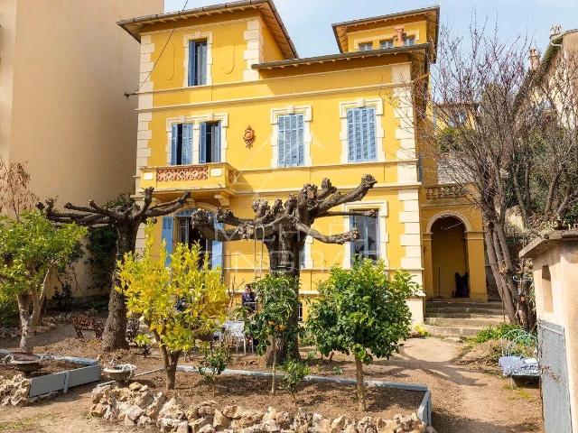 Maison 8 pièces 218 m²