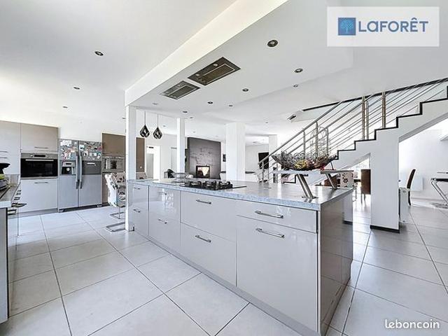 Maison 8 pièces 218 m²