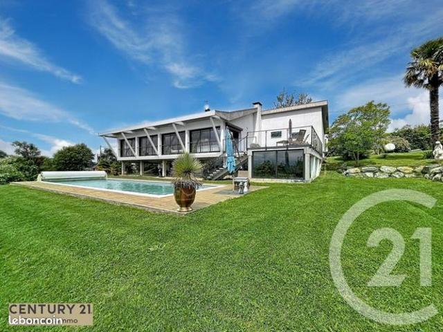 Maison 8 pièces 218 m²