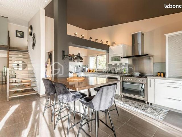 Maison 8 pièces 219 m²