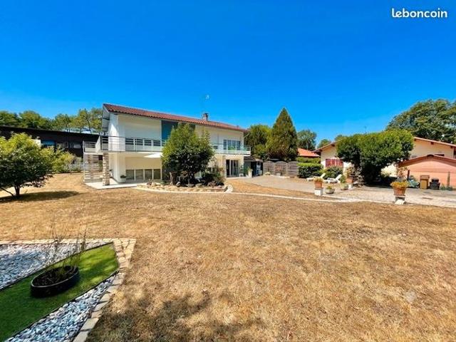 Maison 8 pièces 210 m²