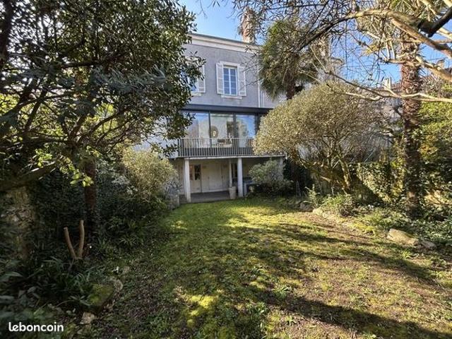Maison 8 pièces 210 m²