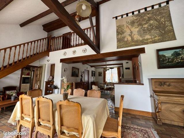 Maison 8 pièces 210 m²