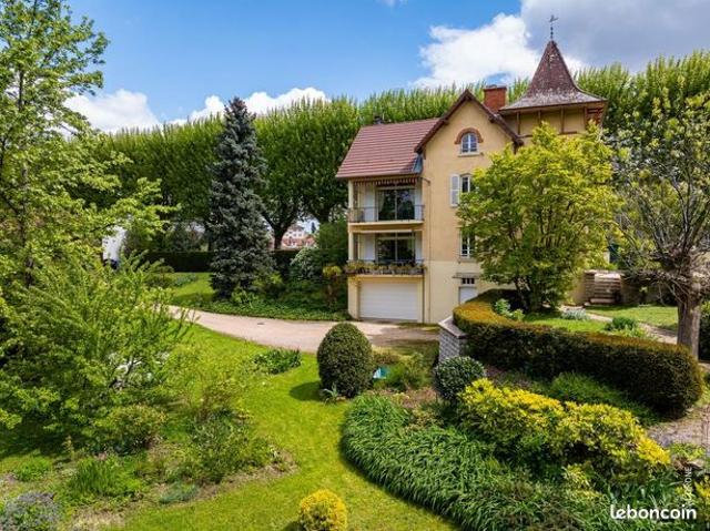 Maison 8 pièces 211 m²