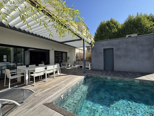 Maison 8 pièces 213 m²