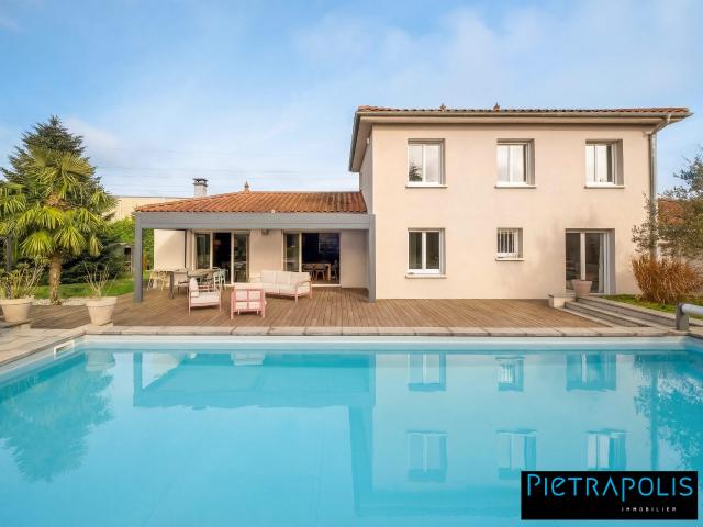 Maison 8 pièces 226 m²
