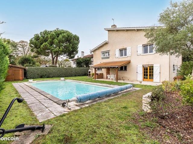 Maison 8 pièces 226 m²
