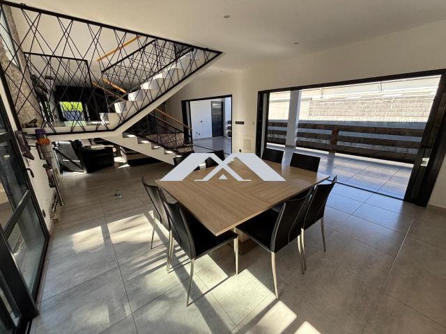 Maison 8 pièces 229 m²
