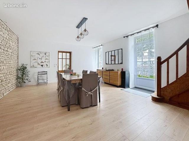 Maison 8 pièces 220 m²