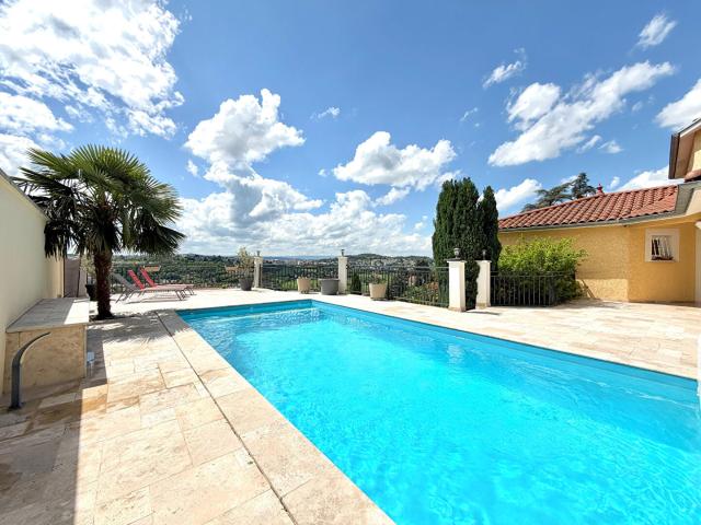 Maison 8 pièces 221 m²
