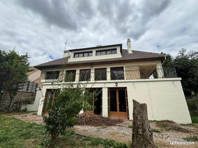 Maison 8 pièces 221 m²
