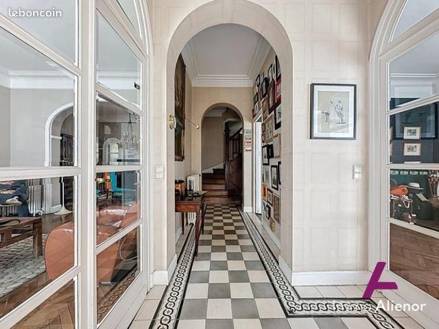 Maison 8 pièces 221 m²
