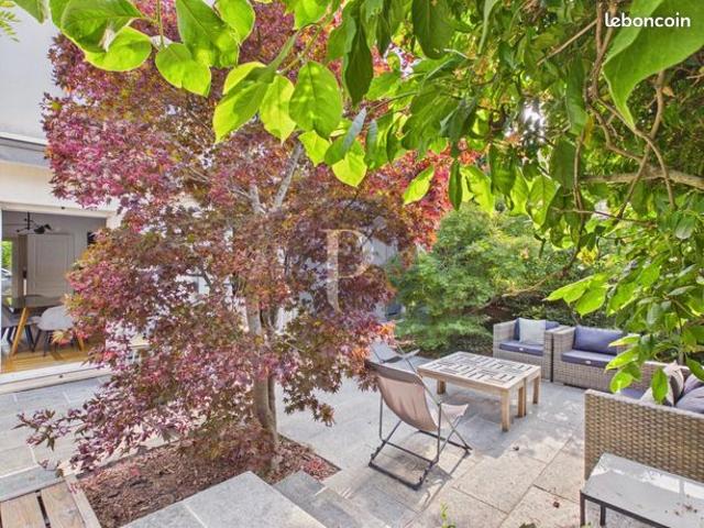Maison 8 pièces 221 m²