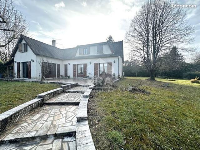 Maison 8 pièces 221 m²