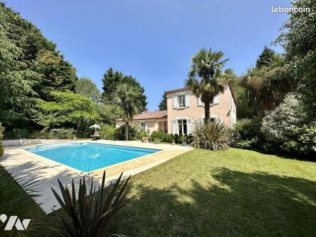 Maison 8 pièces 222 m²