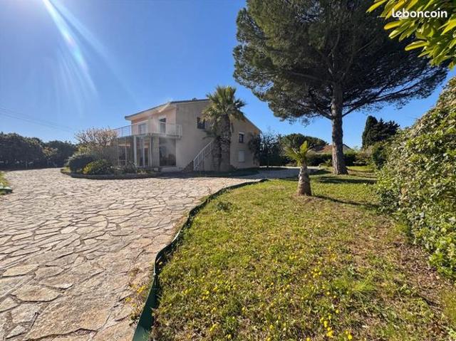 Maison 8 pièces 222 m²