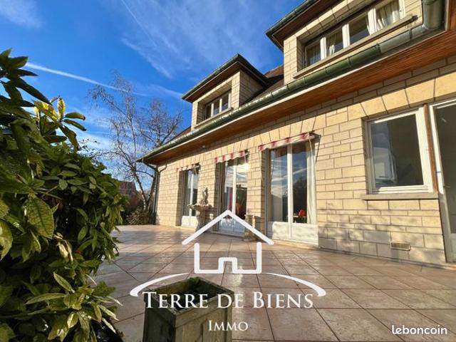 Maison 8 pièces 222 m²