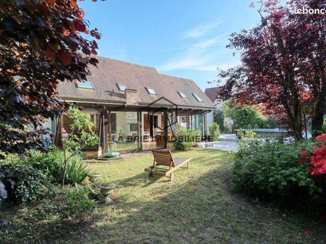 Maison 8 pièces 223 m²