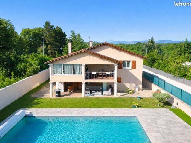 Maison 8 pièces 223 m²
