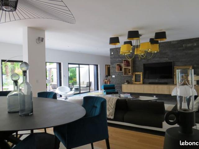Maison 8 pièces 223 m²