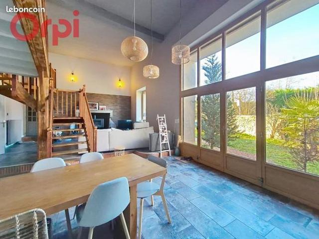 Maison 8 pièces 234 m²