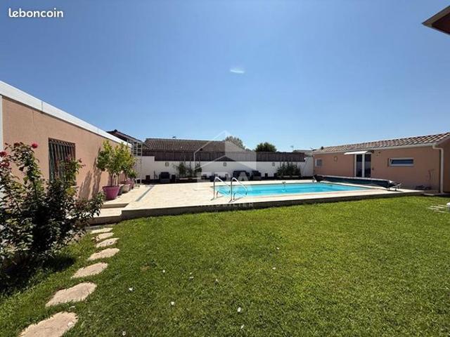 Maison 8 pièces 235 m²