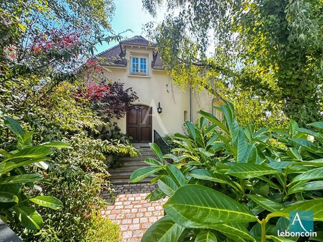 Maison 8 pièces 235 m²