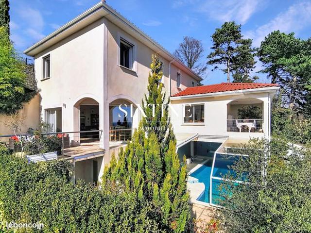 Maison 8 pièces 235 m²