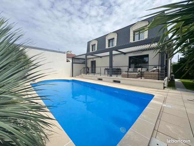 Maison 8 pièces 235 m²