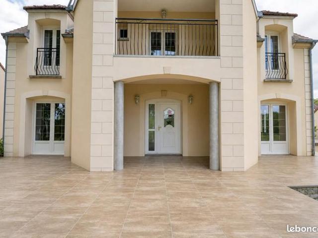 Maison 8 pièces 235 m²