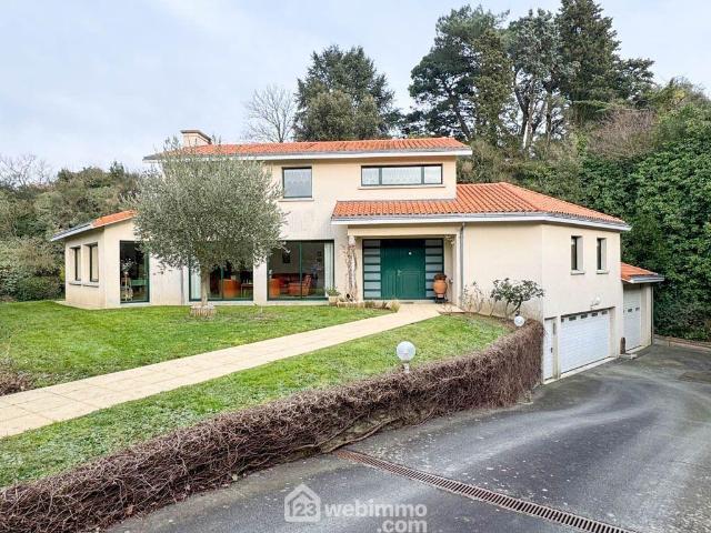 Maison 8 pièces 235 m²