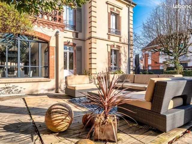 Maison 8 pièces 235 m²