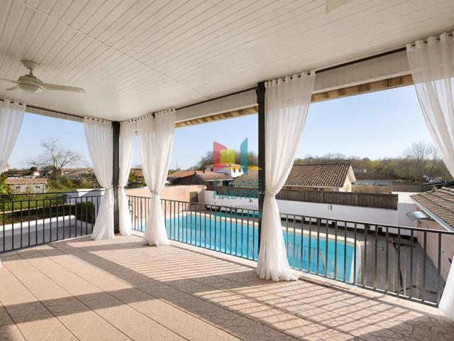 Maison 8 pièces 235 m²