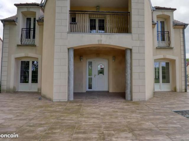 Maison 8 pièces 235 m²