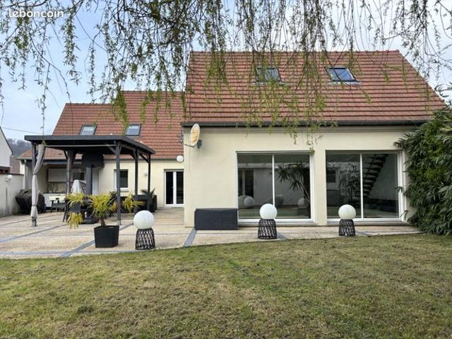 Maison 8 pièces 235 m²