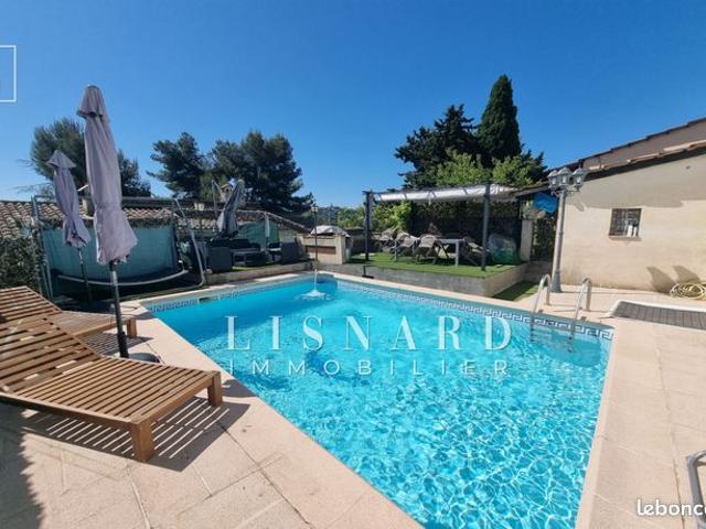 Maison 8 pièces 235 m²