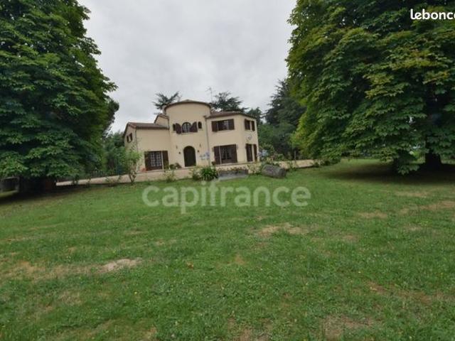 Maison 8 pièces 235 m²