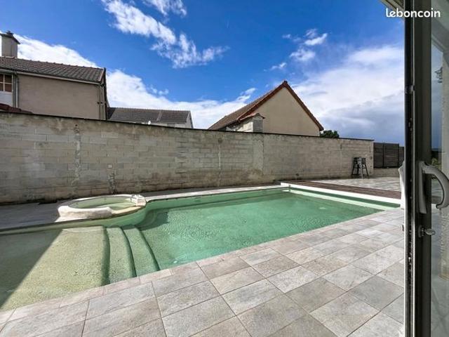 Maison 8 pièces 236 m²