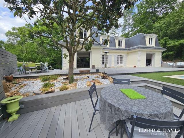 Maison 8 pièces 236 m²