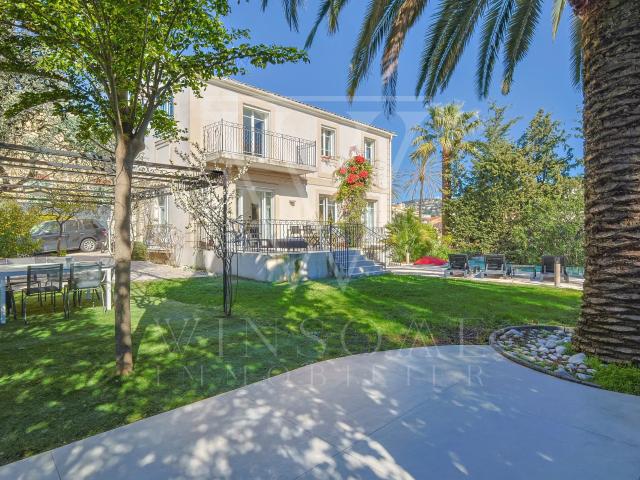 Maison 8 pièces 236 m²