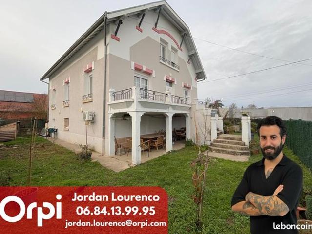 Maison 8 pièces 236 m²