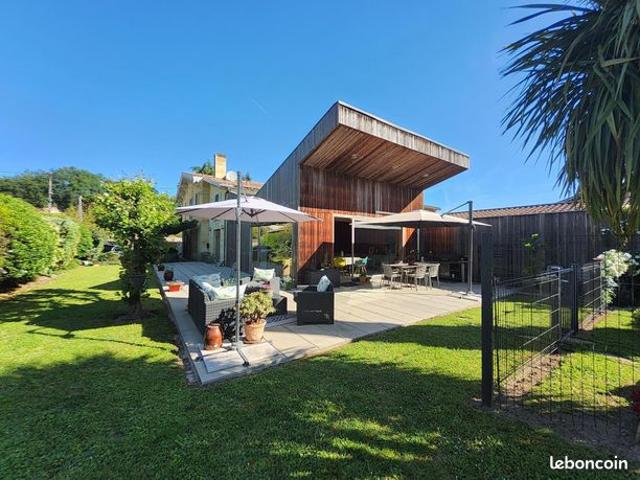 Maison 8 pièces 236 m²