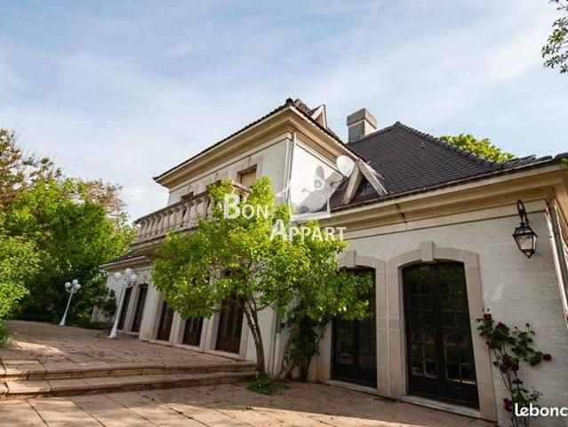 Maison 8 pièces 236 m²