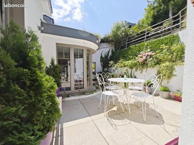 Maison 8 pièces 237 m²