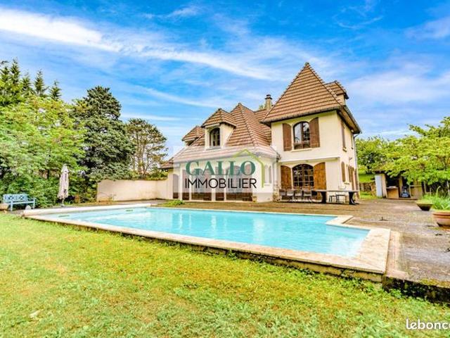 Maison 8 pièces 237 m²