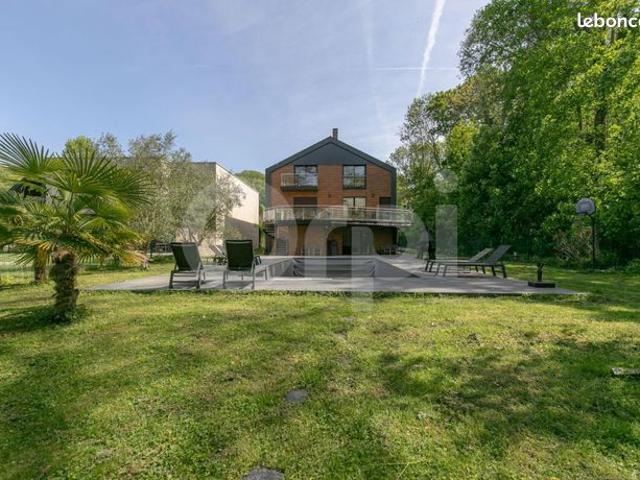 Maison 8 pièces 238 m²