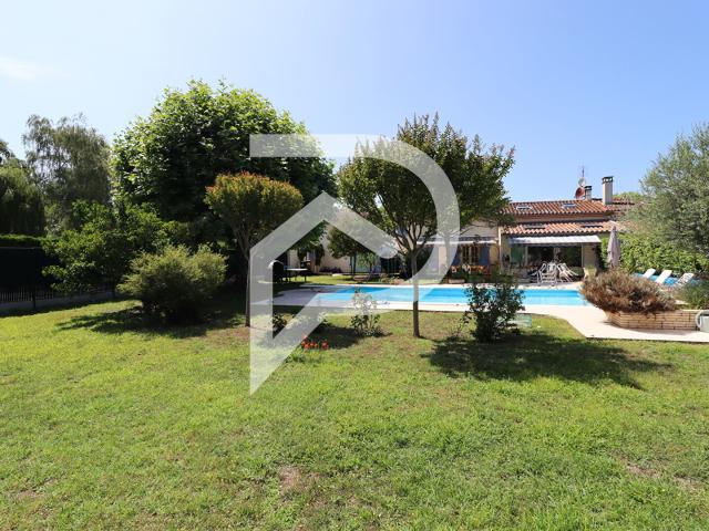 Maison 8 pièces 239 m²