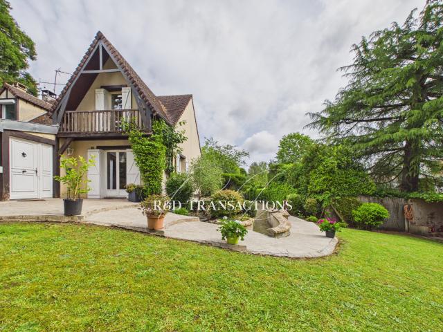 Maison 8 pièces 239 m²