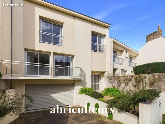 Maison 8 pièces 239 m²